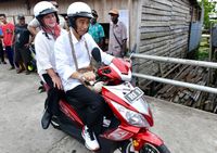 Jokowi naik motor listrik di Asmat. 