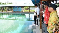 Jalan panggung dari kayu yang sudah lapuk juga akan diperbaiki dengan jalan beton dengan teknologi pracetak sepanjang sekitar 12 km dengan lebar rata-rata 4 meterDok. Biro Pers Setpres.