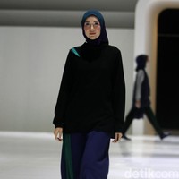 Fashion show busana muslim terbaru L.tru yang mengangkat tema Lets Talk di Ballroom Fairmont Hotel Jakarta. Rabu [12/4/2018]. [Foto: Mohammad Abduh/Wolipop].