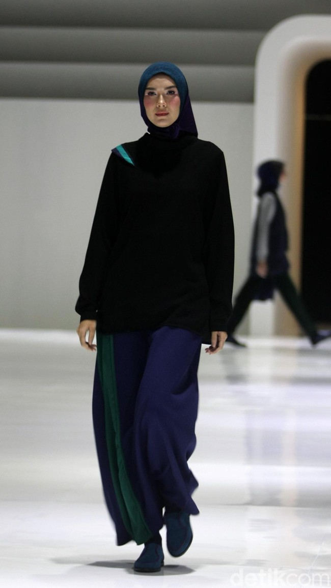 Fashion show busana muslim terbaru L.tru yang mengangkat tema Lets Talk di Ballroom Fairmont Hotel Jakarta. Rabu [12/4/2018]. [Foto: Mohammad Abduh/Wolipop].