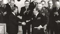 Presiden AS saat itu, Jimmy Carter berjabat tangan dengan pemimpin Uni Soviet Leonld Brezhnev setelah menandatangani perjanjian SALT II yang berlangsung pada Perang Dingin. Momen ini terjadi pada 18 Juni 1979. Foto: dok. CNN