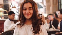  Lihat nih pose manis lain Aaliyah saat sedang di sebuah restoran. Cantiknya natural ya? Foto: Instagram aaliyah.massaid