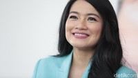 Senyum manis Titi Kamal bikin jatuh hati. Pool/Ismail/detikFoto.