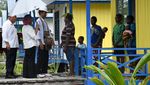 Hujan-hujanan, Jokowi Cek Infrastruktur di Asmat