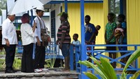 Usai meninjau Kampung Kayeh, Jokowi dan Iriana bersama rombongan menyeberangi sungai ke lokasi pembangunan 114 unit rumah khusus yang telah dibangun sejak 2016 dengan biaya Rp 19,9 miliar di Kampung Amanamkai, Distrik Atjs dan Kampung Syuru, Distrik Agats sebanyak 114 unit dengan menggunakan speed boat. Dok. Biro Pers Setpres.