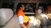 M. Yahya Fuad masuk mobil tahanan.