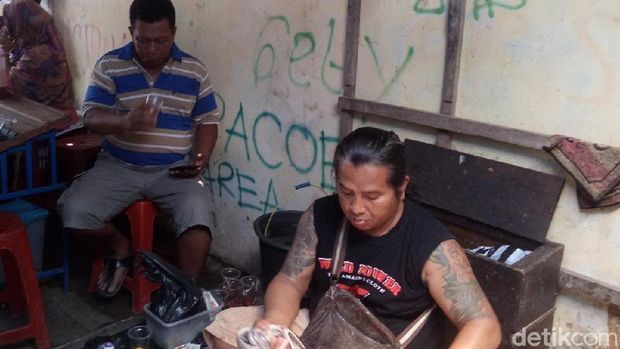 penjual ular kobra