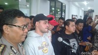 Riza menambah daftar selebriti Tanah Air yang terciduk di 2018. Sudah ada tujuh pesohor termasuk Riza yang diamankan di tahun ini. Foto: Febriyantino Nur Pratama