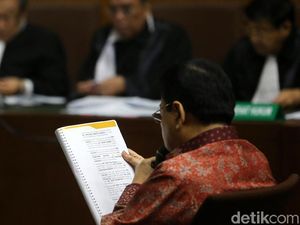 Novanto Baca Puisi Di Kolong Meja Saat Pleidoi