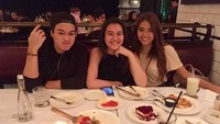 Cake dan pizza manis jadi pilihan Aaliyah saat nongkrong bersama anak Anang Hermansyah, Aurel! Foto: Instagram aaliyah.massaid
