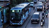 Tampak depan bus tersebut juga cukup lucu dan menarik perhatian yakni dengan gambar ikan-ikan yang penuh warna.