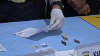 Tri dihabisi pada pertengahan Februari 2018. Hengki kabur dan tewas diterjang timah panas pada 10 April 2018. Tampak barang bukti yang menempel di tubuh Hengki.