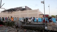 Sebuah ledakan terjadi di stadion sepakbola di Barawe, Somalia. Akibat kejadian ini sebanyak 5 orang dilaporkan tewas. Wakil Komisaris Distrik Barawe, Bashir Mohamed Yusuf mengatakan kepada media setempat, ledakan berasal dari ranjau darat yang dikendalikan dari jarak jauh. Dalam sebuah pernyataan di internet, grup militan al-Shabaab mengaku bertanggung jawab atas insiden tersebut.   (Foto: Dok. Anadolu Agency)