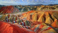 Fenomena bukit pelangi ini terbentuk dari bebatuan pasir yang mengandung mineral. (mustvisitthisplace/Instagram)