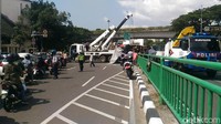 Foto: Kecelakaan ini membuat ruas jalan ke arah Slipi dan sebaliknya, macet. (Wildan-detikcom)