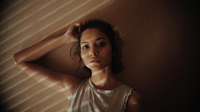 Rambut acak-acakan dan tanpa pulasan makeup berwarna di wajahnya, ia tetap memancarkan pesonanya sendiri.  Foto: Instagram