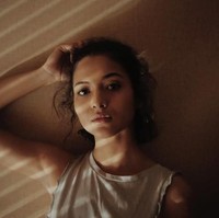 Rambut acak-acakan dan tanpa pulasan makeup berwarna di wajahnya, ia tetap memancarkan pesonanya sendiri.  Foto: Instagram