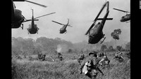 Helikopter milik militer AS meluncurkan tembakan ke tentara-tentara Vietnam.Foto: dok. CNN