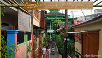Kampung warna-wani itu juga asri.