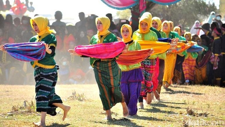 Foto: Tari Nggahi Rawi Pahu (Faruk Nickyrawi/detikTravel) Foto: Tari Nggahi Rawi Pahu (Faruk Nickyrawi/detikTravel)