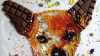 Kreasi permen dan cokelat ini dibuat oleh seorang wanita asal Berlin, Jerman. Ia memadukan permen jelly, cokelat, dan permen hingga menghasilkan wajah anjing yang ia beri nama Beast. Foto: Instagram @ariangora