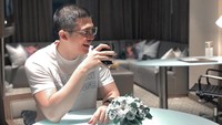 Wah lagi minum apa nih? Mukanya happy banget. Foto: instagram @irwansyah_15