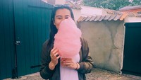  Duh, jangan ditutupin dong wajah manisnya! Aaliyah kembali memamerkan posenya saat menikmati gulali. Foto: Instagram aaliyah.massaid