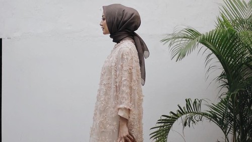 Tips Memilih Atasan untuk Kondangan Berdasarkan Bentuk Tubuh. Foto: Instagram/MegaIskanti Tips Memilih Atasan untuk Kondangan Berdasarkan Bentuk Tubuh. Foto: Instagram/MegaIskanti