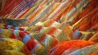 Perpaduan warna pelangi, merah, kuning, oranye, biru dan putih membuat siapa saja terpukau begitu melihatnya. (chinatoursdotcom/Instagram)
