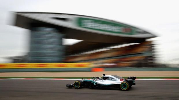 Lewis Hamilton, GP China SHANGHAI, CHINA - APRIL 13: Lewis Hamilton of Great Britain driving the (44) Mercedes AMG Petronas F1 Team Mercedes WO9 on track during practice for the Formula One Grand Prix of China at Shanghai International Circuit on April 13, 2018 in Shanghai, China. (Photo by Clive Mason/Getty Images)
