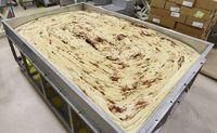 Wow, Toko Roti Ini Pecahkan Rekor dengan Ciptakan Cinnamon Roll Setengah Ton