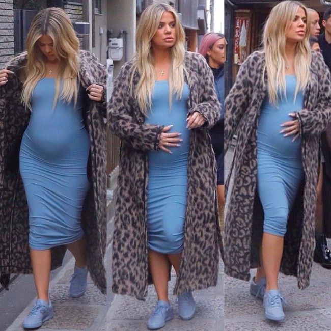 Sneakers adalah sahabat para wanita hamil. Kenapa tidak mencoba nuansa monokrom seperti Khloe dengan pilihan warna biru from head to toe. Foto: Dok. Instagram/Khloe Kardashian