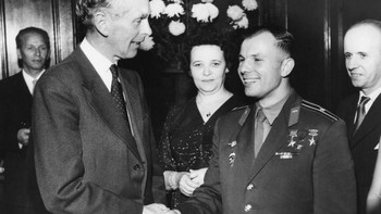 Gagarin yang yang bertemu dengan British Foregin Secretary Alec Douglas Home pada 1961 di London. Kepopulernya menjalar ke seluruh penjuru benua biru. Foto: Getty Images