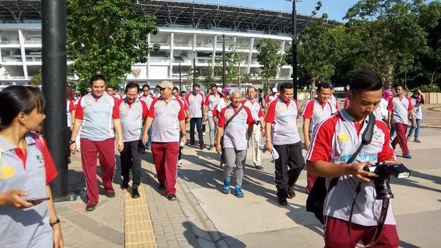 Pejabat Divisi Humas Polri mengecek kesiapan venue Asian Games di Stadion Gelora Bung Karno (GBK), Jumat (13/4/2018)