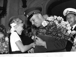 Momen Langka Manusia Pertama Luar Angkasa