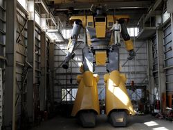 Keren! Pria Ini Bikin Sendiri Robot Raksasa ala Gundam