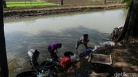 Sebagian warga juga menggunakan air sungai ini untuk mandi.