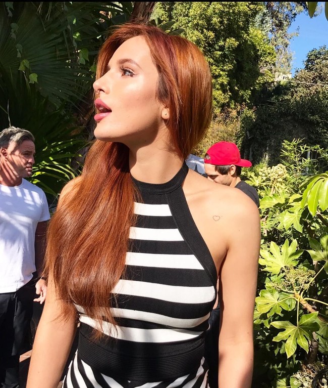 Dalam wawancara terbarunya bersama Vogue, aktris Disney ini mengatakan alasannya sering posting di media sosial, khususnya Instagram dan Snapchat. Foto: Instagram