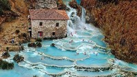 Air panas di pemandian ini datang dari air terjun yang tak teralu tinggi. Hanya sekitar 3 meter saja, kemudian, air tersebut mengalir ke kolam yang bersusun.(cubano_ph/Intsagram)