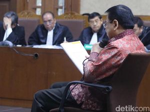 Air Mata Setya Novanto di Tengah Pleidoi