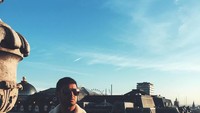 Ini fotonya saat berada di Regent Street, London, Inggris dengan latar toko perlengkapan olahraga Lillywhite. Kira-kira setelah traktir pengunjung satu mall, Tunku Ismail liburan kemana lagi ya? (tunku_idris/ Instagram)