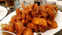 Warna saus kecokelatan membuat sepiring gurame asam manis ini begitu mengunggah selera, apalagi jika disantap dengan nasi hangat pulen. Yummy! Foto: Instagram