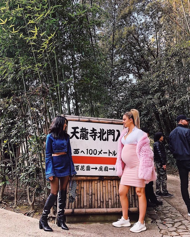 Khloe Kardashian seperti Barbie dengan jaket bulu berwarna pinknya. Siluet perut hamil yang semakin jelas dengan rok ketat itu pun tampak menggemaskan. Foto: Dok. Instagram/Khloe Kardashian