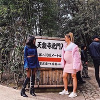 Khloe Kardashian seperti Barbie dengan jaket bulu berwarna pinknya. Siluet perut hamil yang semakin jelas dengan rok ketat itu pun tampak menggemaskan. Foto: Dok. Instagram/Khloe Kardashian