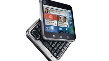 Ini adalah Motorola Flipout yang keluar tahun 2010. Aneh kan bentuknya? Foto: Telegraph
