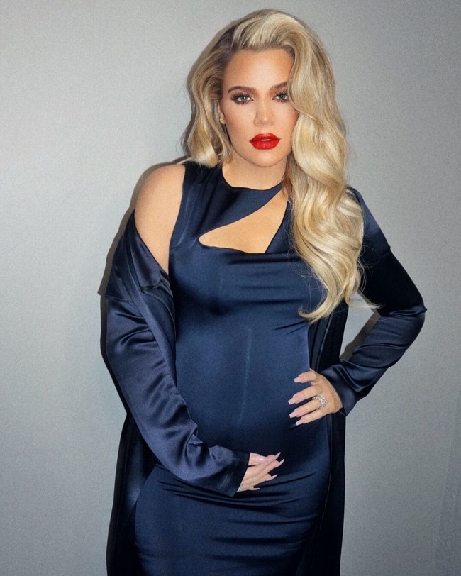 Mengenakan gaun biru navy dari Cushie et Ochs membuat Khloe Kardashian tampil lebih elegan, ditambah dengan rambut wavy ala klasik Hollywood dan lipstik merah. Foto: Dok. Instagram/Khloe Kardashian