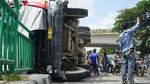 Foto: Evakuasi Truk Molen yang Terguling di Jatibaru