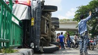 Kecelakaan ini membuat ruas jalan ke arah Slipi dan sebaliknya macet. Banyak warga yang menonton evakuasi truk di lokasi.