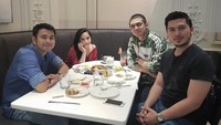 Janjian udah lama br bs ketemu sm pak super sibuk, tulis Irwansyah. Kali ini habis makan bareng Rafi Ahmad, Nagita dan temannya. Foto: instagram @irwansyah_15