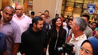 Saya sangat berterima kasih kepada Tunku Ismail karena saya setidaknya bisa memiliki bahan-bahan makanan untuk dua bulan, ujar R. Sivalingam (45), salah seorang pengunjung. (Foto: Dok. Facebook via Asia One)